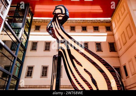 Lichtenstein Brushtroke Skulptur im Innenhof der Museumserweiterung, entworfen vom Architekten Jean Nouvel. Queen Sofia National Museum Art Cent Stockfoto