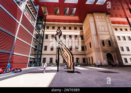 Lichtenstein Brushtroke Skulptur im Innenhof der Museumserweiterung, entworfen vom Architekten Jean Nouvel. Queen Sofia National Museum Art Cent Stockfoto