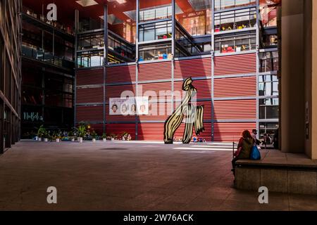 Das Museo Nacional Centro de Arte Reina Sofía, Nacional Museum Art Centre der Königin Sofia, MNCARS, ist Spaniens Nationalmuseum für Kunst des 20. Jahrhunderts. Courtya Stockfoto