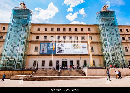 Gläserne Fahrstühle. Das Museo Nacional Centro de Arte Reina Sofía, Nacional Museum Art Centre der Königin Sofia, MNCARS, ist Spaniens Nationalmuseum des 20. jahrhunderts Stockfoto