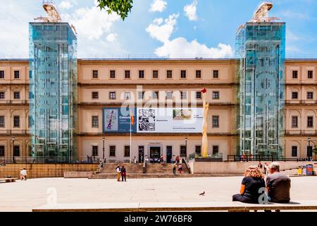 Gläserne Fahrstühle. Das Museo Nacional Centro de Arte Reina Sofía, Nacional Museum Art Centre der Königin Sofia, MNCARS, ist Spaniens Nationalmuseum des 20. jahrhunderts Stockfoto