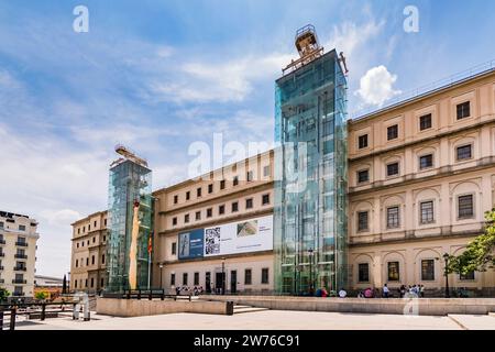 Gläserne Fahrstühle. Das Museo Nacional Centro de Arte Reina Sofía, Nacional Museum Art Centre der Königin Sofia, MNCARS, ist Spaniens Nationalmuseum des 20. jahrhunderts Stockfoto