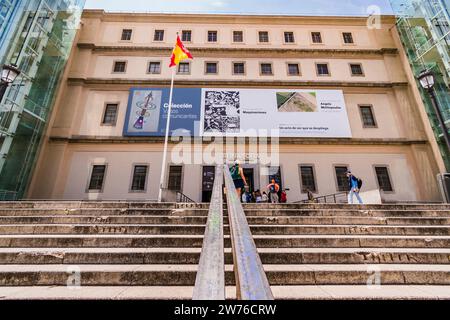 Hauptfassade und Zugangstreppe. Das Museo Nacional Centro de Arte Reina Sofía, Nacional Museum Art Centre der Königin Sofia, MNCARS, ist Spaniens Nationalmuseum Stockfoto
