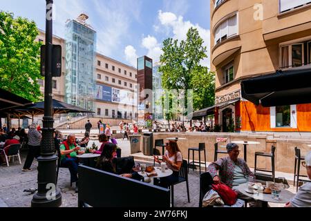 Der Juan Goytisolo Platz und das Museo Nacional Centro de Arte Reina Sofía, das Nationalen Kunstzentrum des Museums der Königin Sofia, MNCARS, ist Spaniens Nationalmuseum Stockfoto