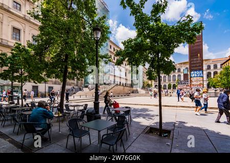 Der Juan Goytisolo Platz und das Museo Nacional Centro de Arte Reina Sofía, das Nationalen Kunstzentrum des Museums der Königin Sofia, MNCARS, ist Spaniens Nationalmuseum Stockfoto