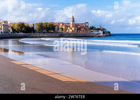 Die Kirche San Pedro befindet sich in Campo Valdés, am Ende des Strandes San Lorenzo und am Fuße des Stadtteils Cimadevilla. Gijón, Fürstentum AS Stockfoto