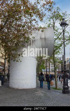 Paris, Frankreich, 2023. Einer der riesigen Lüftungsschächte des Centre National d'Art et de Culture Georges Pompidou auf dem Platz (vertikal) Stockfoto