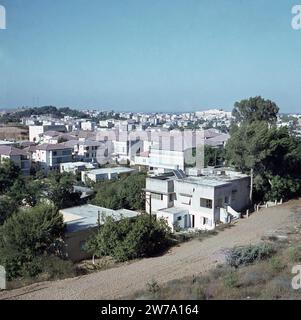 Bnei Brak. Blick über die Stadt. Auf den Hügeln rechts die Gebäude der Ponevezh Jeshiva Torah Schule ca. 1964 Stockfoto