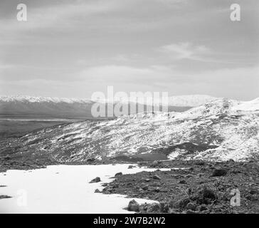 Blick über die Berge und das Bekaa-Tal im Libanon. Mount Hermon am Horizont ca. 1950-1955 Stockfoto