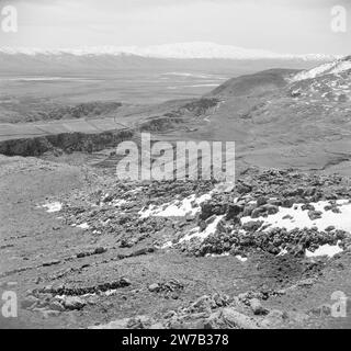 Blick über die Berge und das Bekaa-Tal im Libanon. Mount Hermon am Horizont ca. 1950-1955 Stockfoto