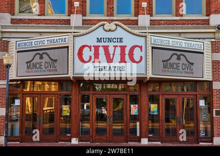 Eingang zum Muncie Civic Theatre mit Markierungsschildern, Indiana Stockfoto