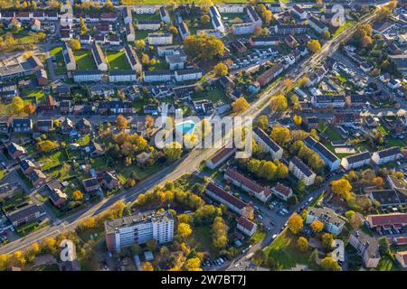 Aus der Vogelperspektive, Apostelkirche - evangelische Gemeinde Hamm, Wohngebiet an der Kreuzung Dortmunder Straße und lange Straße, umgeben von autu Stockfoto