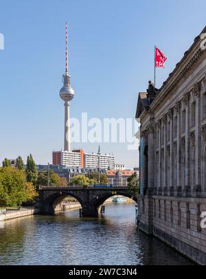 Ein Bild des Berliner Fernsehturms von der Museumsinsel aus gesehen. Stockfoto