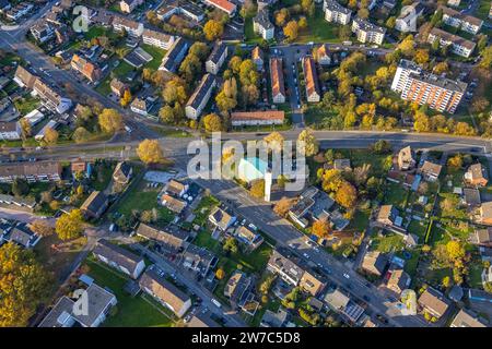 Aus der Vogelperspektive, Apostelkirche - evangelische Gemeinde Hamm, Wohngebiet an der Kreuzung Dortmunder Straße und lange Straße, umgeben von autu Stockfoto