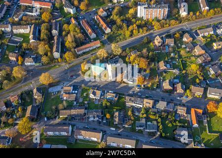 Aus der Vogelperspektive, Apostelkirche - evangelische Gemeinde Hamm, Wohngebiet an der Kreuzung Dortmunder Straße und lange Straße, umgeben von autu Stockfoto