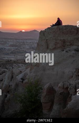 05.09.2017, Türkei, Ortahisar, Nevsehir - beliebter Aussichtspunkt im Goereme Nationalpark in Kappadokien, mit Tuffsteinen im Bild, Paare genießen Stockfoto