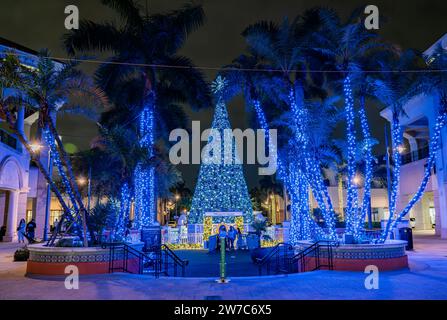 Miami, Florida - 21. Dezember 2023: Weihnachtsbaum und Dekoration im Gulfstream Park and Casino in Hallandale Beach, Miami. Stockfoto