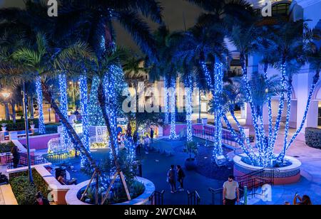 Miami, Florida - 21. Dezember 2023: Weihnachtsbaum und Dekoration im Gulfstream Park and Casino in Hallandale Beach, Miami. Stockfoto