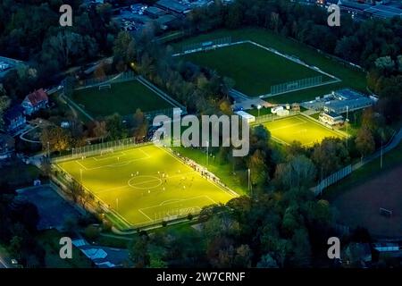 Luftaufnahme, Nachtaufnahme, Fußballspiel im beleuchteten Adolf-Brühl-Stadion der Sportgemeinschaft Bockum-Hövel 2013 e.V., umgeben vom Herbst Stockfoto