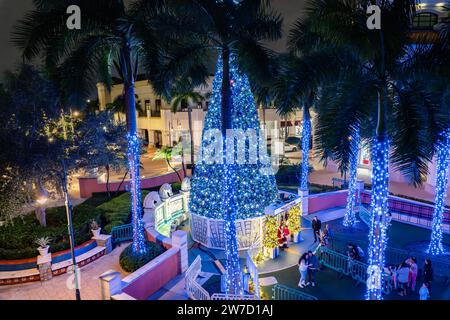 Miami, Florida - 21. Dezember 2023: Weihnachtsbaum und Dekoration im Gulfstream Park and Casino in Hallandale Beach, Miami. Stockfoto