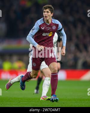 London, Großbritannien. November 2023 - Tottenham Hotspur / Aston Villa - Premier League - Tottenham Hotspur Stadium. Aston Villa's Pau Torres im Kampf gegen Tottenham. Bildnachweis: Mark Pain / Alamy Live News Stockfoto