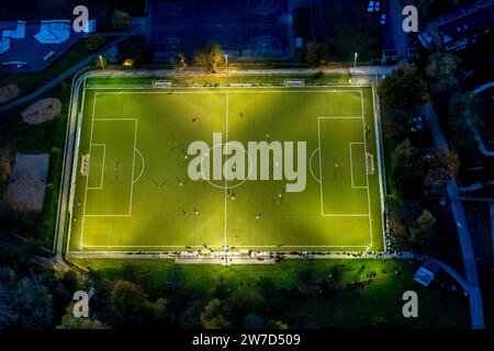 Luftaufnahme, Nachtaufnahme, Fußballspiel im beleuchteten Adolf-Brühl-Stadion der Sportgemeinschaft Bockum-Hövel 2013 e.V., umgeben vom Herbst Stockfoto