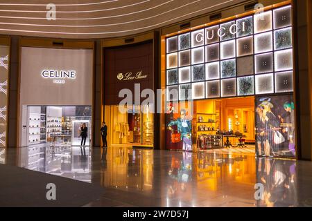 ISTANBUL, TÜRKEI - 09. August 2022: Blick auf Duty-Free-Geschäfte und Geschäfte am internationalen Abflugterminal des New International Istanbul Airport Stockfoto