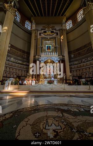 15.08.2021, Polen, Flechten Stary, Wielkopolska - Hauptaltar mit Klerus, Messe zur Himmelfahrt der Jungfrau Maria in der Basilika unserer Lieben Frau von lich Stockfoto