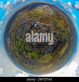 Luftaufnahme, Ortsansicht Wohngebiet Herringen Waldenburger Straße umgeben von herbstlichen Laubbäumen, Erdkugel, Fischaugenbild, 360 Grad Stockfoto