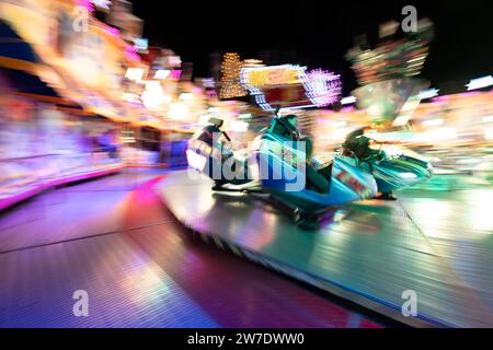 29.10.2023, Deutschland, Bremen, Bremen - Ride Shop Break Dancer (das Original) auf dem Bremer Freimarkt (Messe seit 1035). 00A231029D371CAROEX.JPG [MODELL Stockfoto