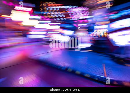 29.10.2023, Deutschland, Bremen, Bremen - Break Dancer (das Original) Fahrt auf dem Bremer Freimarkt (Messe seit 1035). 00A231029D405CAROEX.JPG [MODELL RELEA Stockfoto