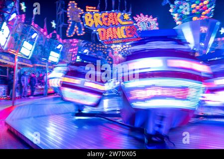 29.10.2023, Deutschland, Bremen, Bremen - Break Dancer (das Original) Fahrt auf dem Bremer Freimarkt (Messe seit 1035). 00A231029D475CAROEX.JPG [MODELL RELEA Stockfoto