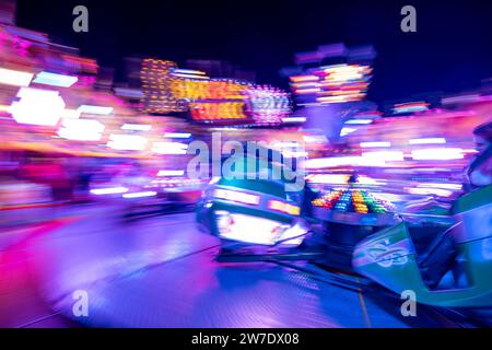 29.10.2023, Deutschland, Bremen, Bremen - Ride Break Dancer (das Original) auf dem Bremer Freimarkt (Messe seit 1035). 00A231029D524CAROEX.JPG [MODELL RELEA Stockfoto