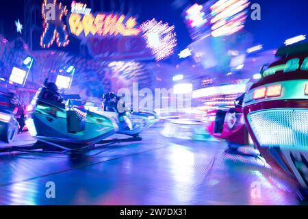 29.10.2023, Deutschland, Bremen, Bremen - Break Dancer (das Original) Fahrt auf dem Bremer Freimarkt (Messe seit 1035). 00A231029D435CAROEX.JPG [MODELL RELEA Stockfoto