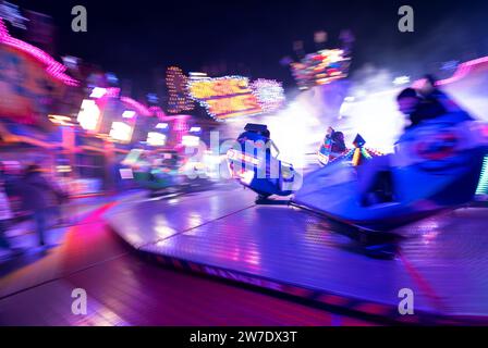 29.10.2023, Deutschland, Bremen, Bremen - Break Dancer (das Original) Fahrt auf dem Bremer Freimarkt (Messe seit 1035). 00A231029D480CAROEX.JPG [MODELL RELEA Stockfoto