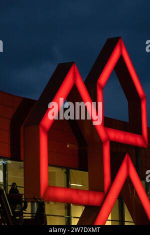 07.11.2023, Deutschland, Bremen, Bremen - Teil des Bauhaus DIY Kettenlogos, bestehend aus Symbolen für Häuser, links Arbeiter eines Montageunternehmens Stockfoto