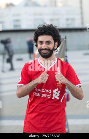 KIEW, UKRAINE - 26. MAI 2018: UEFA-Fan des FC Real Madrid und Liverpool vor dem letzten Spiel der UEFA-meisterliga bei NSC Olympic in kiew Stockfoto