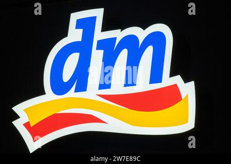 30.11.2023, Deutschland, Bremen, Bremen - Logo auf einer Filiale der Drogeriekette DM. 00A231130D189CAROEX.JPG [MODELLVERSION: NICHT ZUTREFFEND, EIGENSCHAFT REL Stockfoto