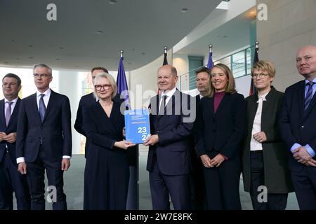08.11.2023, Deutschland, Berlin, Berlin - Pressekonferenz anlässlich der Übergabe des Jahresberichts 2023 / 2024 des Deutschen Rates von Econo Stockfoto