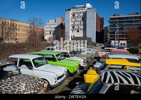 16.03.2023, Deutschland, Berlin, - auf dem Parkplatz der Trabi World im Berliner Stadtteil Mitte stehen farbenfrohe Vintage-Trabants. 0SL230316D023CAROEX.J Stockfoto