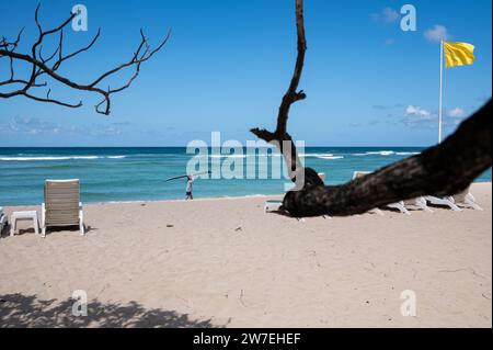 20.07.2023, Indonesien, Nusa Dua, Bali - Blick auf das Meer und den Sandstrand von Nusa Dua an der Südspitze der Insel. 0SL230720D001CAROEX.JPG [MO Stockfoto