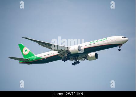 30.07.2023, Singapur, Singapur, - Ein taiwanesisches Passagierflugzeug EVA Air Boeing 777-300 er, Kennzeichen B-16713, Annäherung an Changi International A Stockfoto