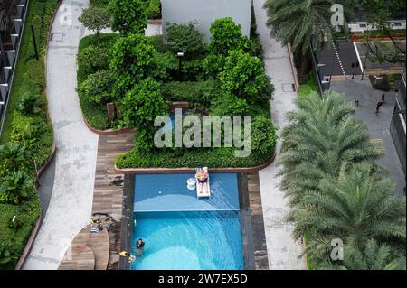 01.08.2023, Singapur, Singapur, - Blick von der Green Oasis Aussichtsterrasse auf den neuen CapitaSpring Wolkenkratzer auf die grüne Dachterrasse mit Schwimmen Stockfoto