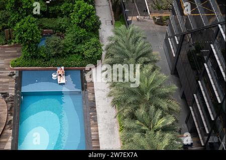 01.08.2023, Singapur, Singapur, - Blick von der Green Oasis Aussichtsplattform des neuen CapitaSpring Wolkenkratzers auf die landschaftlich gestaltete Dachterrasse mit Stockfoto