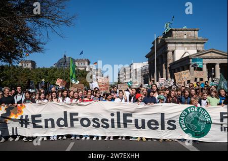 15.09.2023, Deutschland, Berlin, - vorwiegend junge Menschen marschieren während einer Demonstration der Fridays for F durch den Berliner Bezirk Mitte Stockfoto