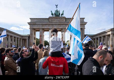 08.10.2023, Deutschland, Berlin, - mehr als 2000 Menschen reagierten auf einen Aufruf der Deutsch-israelischen Gesellschaft Berlin und Brandenburg und nahmen an einem p Stockfoto