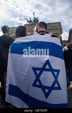 08.10.2023, Deutschland, Berlin, - mehr als 2000 Menschen reagierten auf einen Aufruf der Deutsch-israelischen Gesellschaft Berlin und Brandenburg und nahmen an einem p Stockfoto