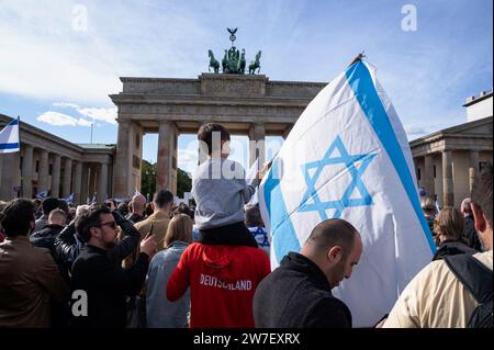 08.10.2023, Deutschland, Berlin, - mehr als 2000 Menschen reagierten auf einen Aufruf der Deutsch-israelischen Gesellschaft Berlin und Brandenburg und nahmen an einem p Stockfoto