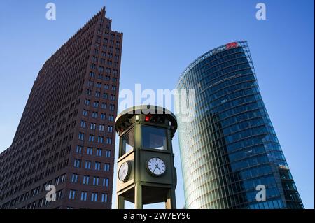21.10.2023, Deutschland, Berlin, - Blick auf den Potsdamer Platz in den Berliner Stadtteilen Mitte und Tiergarten im Stadtteil Mitte mit dem Hochhaus Stockfoto