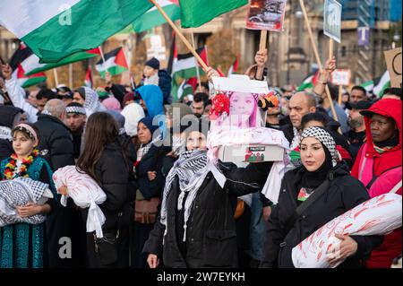 04.11.2023, Deutschland, Berlin, - mehr als 8000 Teilnehmer zeigen ihre Solidarität und nehmen an einer Demonstration für Palästina und gegen Palästina Teil Stockfoto